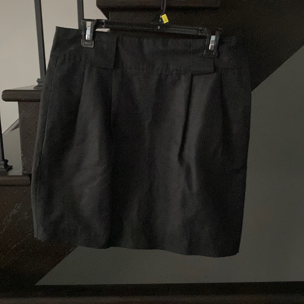 Simple black skirt with front pockets/ side zip/ belt loops!